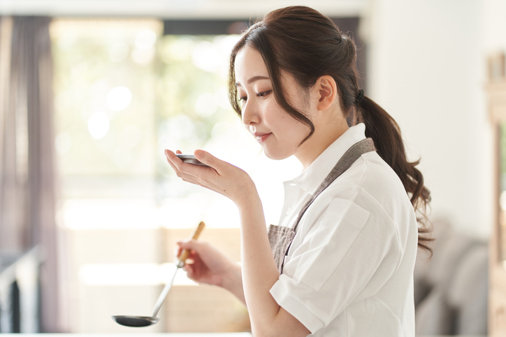 キッチンで調理最中の日本人女性